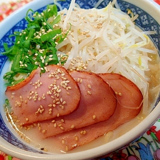 焼豚ともやしと九条葱の胡麻香る豚骨ラーメン♡